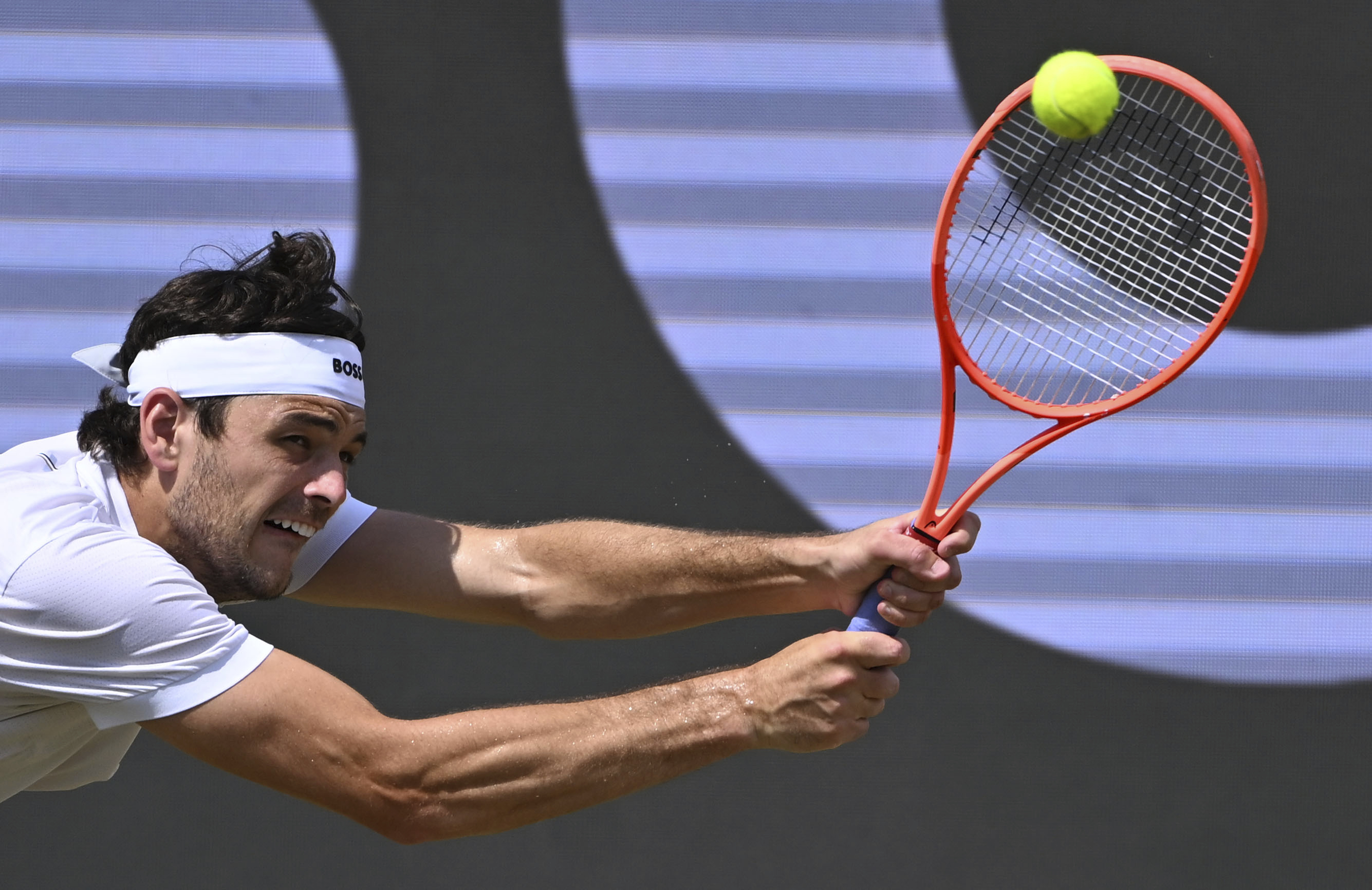 爱游戏APP-斯图加特迎欧冠关键赛；赛前复出首秀；引发热议；年轻球员得到机会的简单介绍