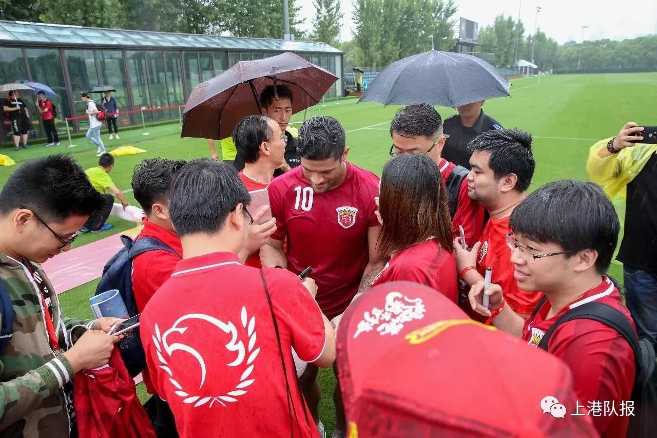 关于广州队训练开放日,赛前刷新队史纪录引欢呼,亚冠在即,团队化学反应显著的信息 关于广州队训练开放日,赛前刷新队史纪录引欢呼,亚冠在即,团队化学反应显著的信息