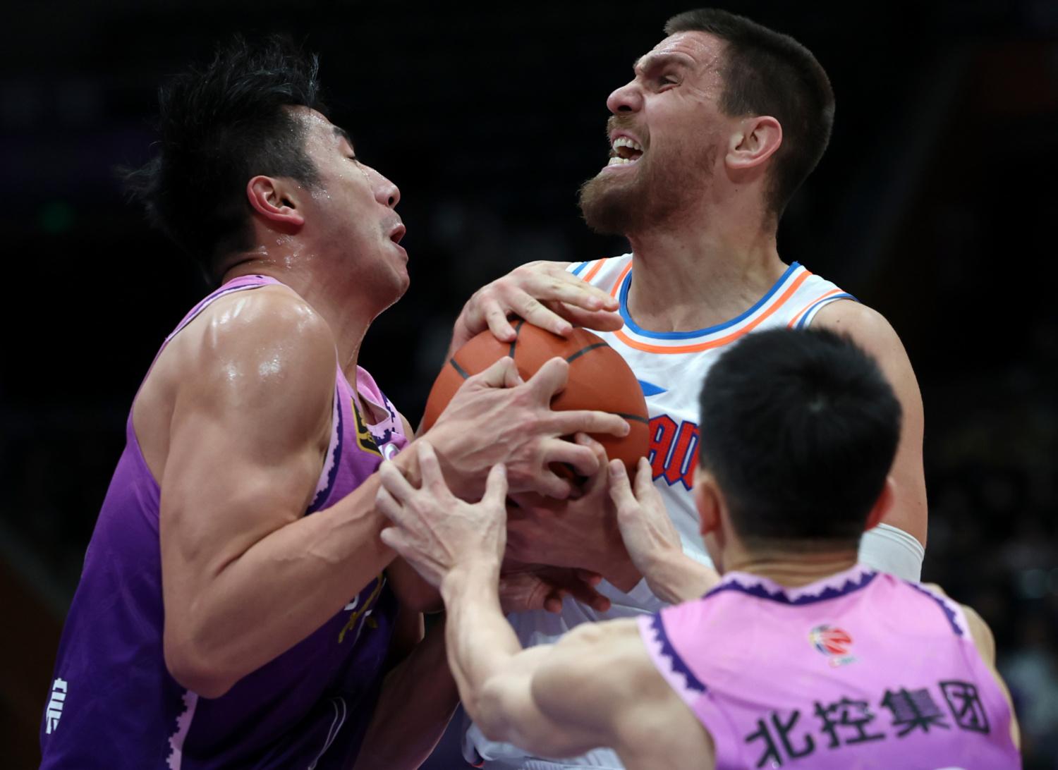 爱游戏-包含今晨密尔沃基雄鹿备战欧篮联,临场应变细节曝光,压力陡增,阵容厚度经受考验的词条