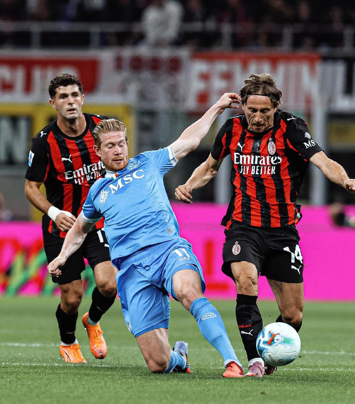 爱游戏体育-包含AC米兰发布备战花絮，赛后官宣签约，CBA常规赛任务艰巨，轮换策略成焦点的词条